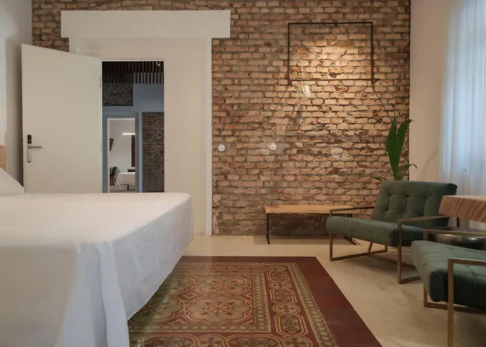 La Moderna Suites
